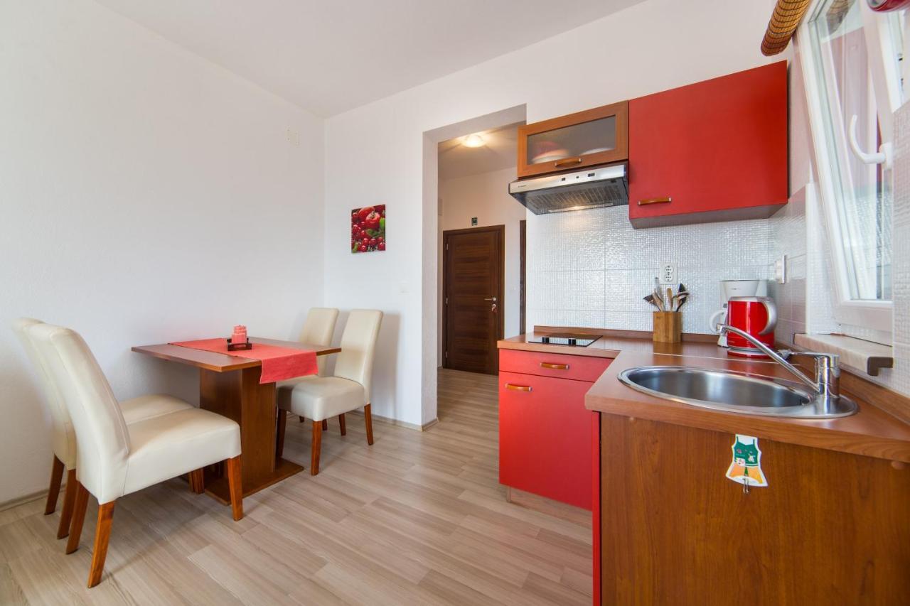Apartments By The Sea Brist, Makarska - 11078 Exterior foto