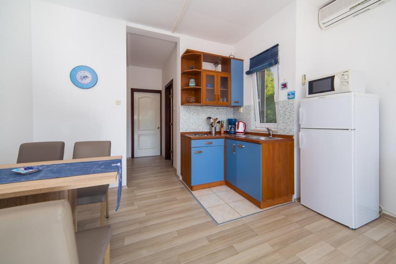 Apartments By The Sea Brist, Makarska - 11078 Exterior foto